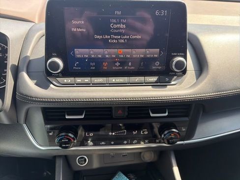 Used 2023 Nissan Rogue SV w/ SV Premium B Package image 23