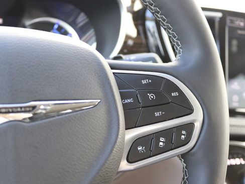 Used 2023 Chrysler Pacifica Limited image 14