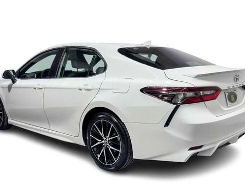 Used 2021 Toyota Camry SE image 4