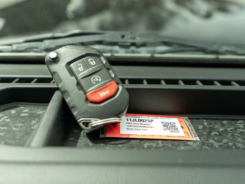 Used 2023 Jeep Wrangler Unlimited Sahara image 31