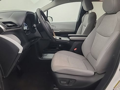 Used 2026 Toyota Sienna LE FWD image 28