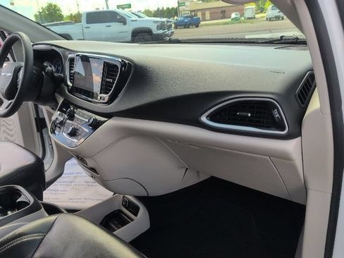 Used 2023 Chrysler Pacifica Touring-L FWD image 45