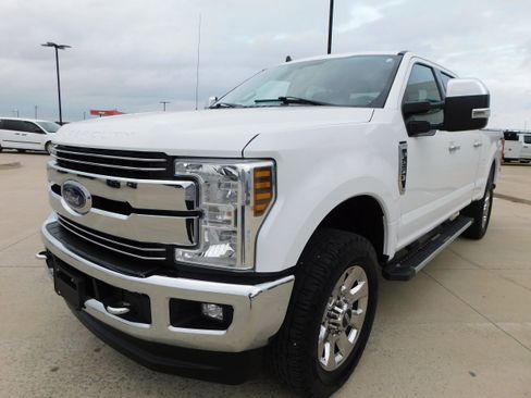 Used 2019 Ford F250 Lariat w/ Chrome Package image 3