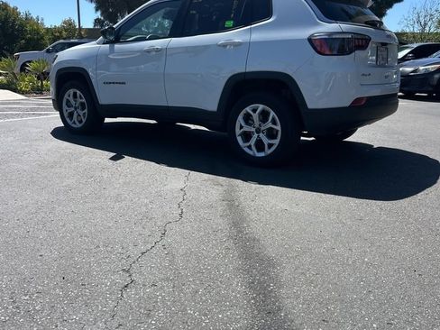Used 2025 Jeep Compass Latitude w/ Sun & Sound Group AWD/4WD image 7
