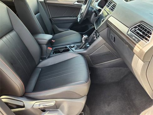 Used 2024 Volkswagen Tiguan SE image 15