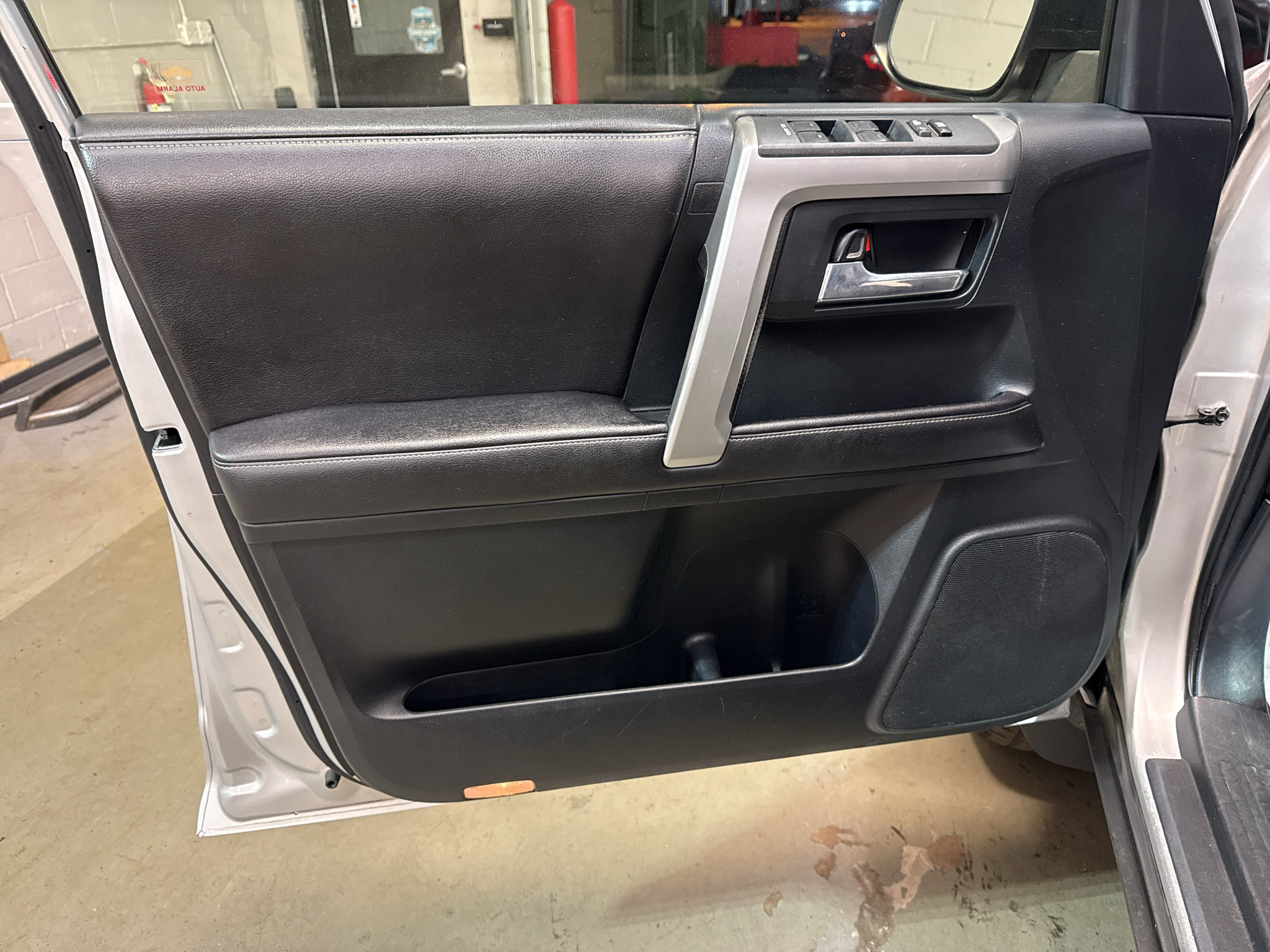 Used 2015 Toyota 4Runner SR5 AWD/4WD image 15