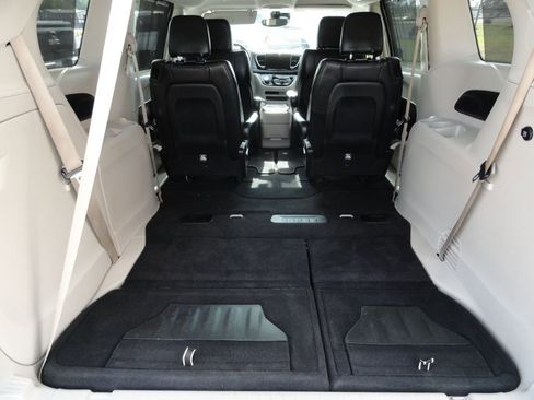 Used 2021 Chrysler Pacifica Touring-L image 16