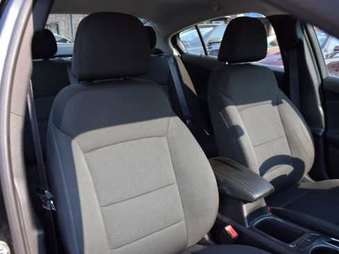 Used 2017 Chevrolet Cruze LT FWD image 25