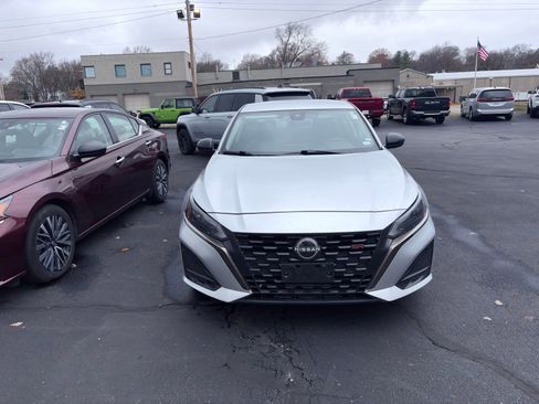 Used 2024 Nissan Altima 2.5 SR image 2