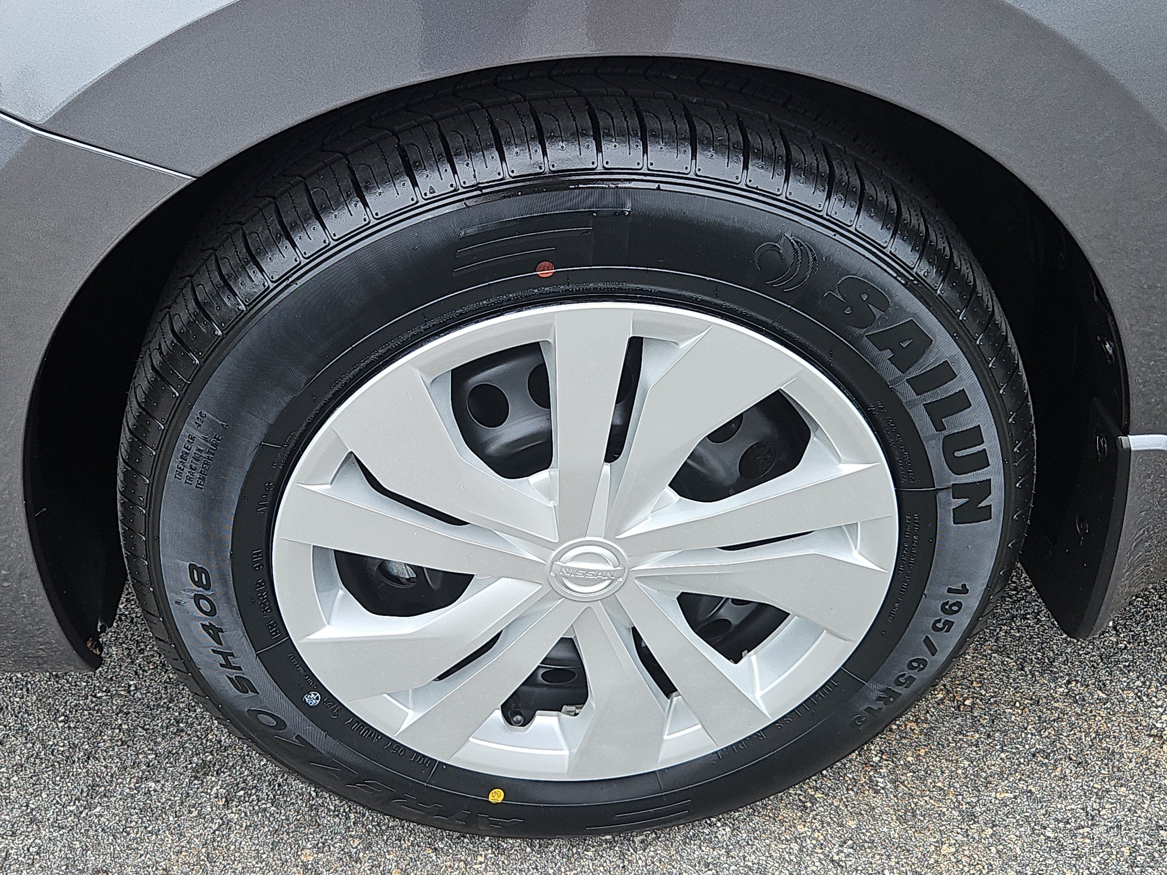Used 2022 Nissan Versa S FWD image 4