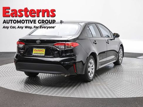 Used 2025 Toyota Corolla LE FWD image 5
