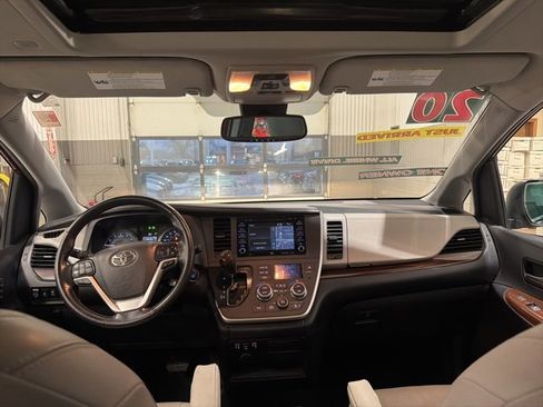 Used 2020 Toyota Sienna Limited image 16