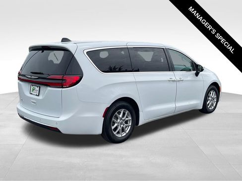 Used 2023 Chrysler Pacifica Touring-L FWD image 7