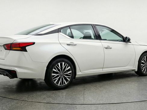 Used 2025 Nissan Altima 2.5 SV image 9