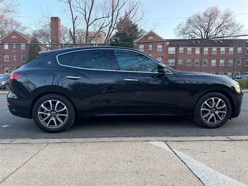 Used 2020 Maserati Levante image 6
