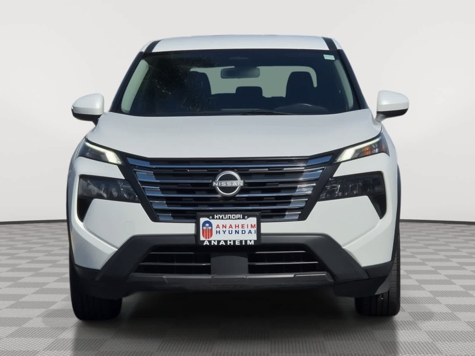 Used 2025 Nissan Rogue SV AWD/4WD image 2