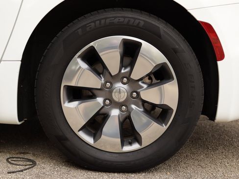 Used 2018 Chrysler Pacifica Limited w/ Advanced Safetytec Group image 46