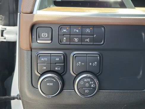 Used 2025 Chevrolet Tahoe High Country AWD/4WD image 27