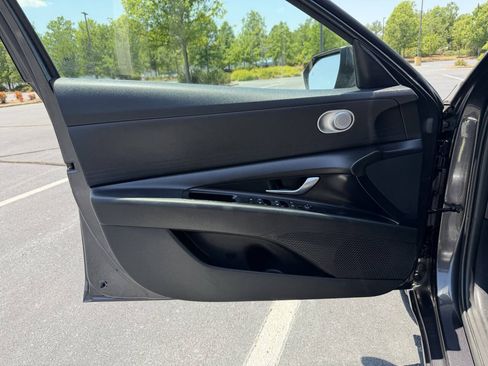 Used 2022 Hyundai Elantra SEL FWD image 11