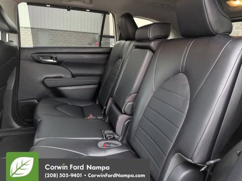 Used 2023 Toyota Highlander XLE AWD/4WD image 25