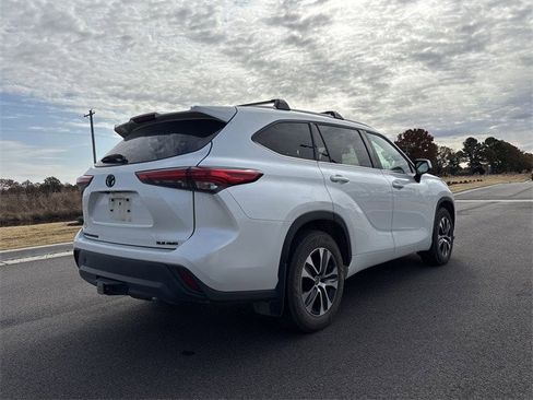 Used 2022 Toyota Highlander XLE image 5