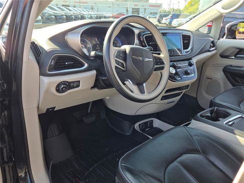 Certified 2018 Chrysler Pacifica Limited image 26