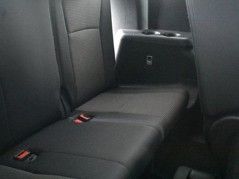 Used 2025 Toyota Highlander LE FWD image 31