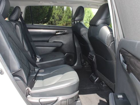 Used 2021 Toyota Highlander Platinum AWD/4WD image 11