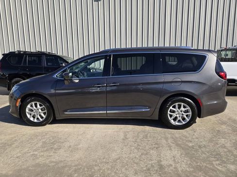 Used 2020 Chrysler Pacifica Touring-L image 8