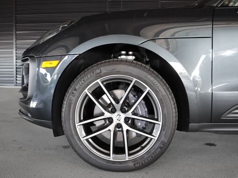 Used 2025 Porsche Macan image 12