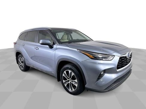 Used 2024 Toyota Highlander XLE AWD/4WD image 2