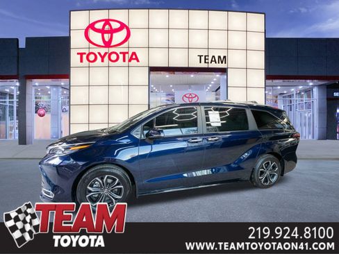 Used 2025 Toyota Sienna Platinum image 1