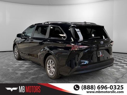 Used 2024 Toyota Sienna LE AWD/4WD image 6