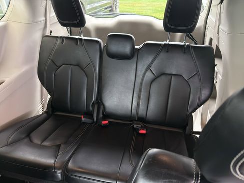 Used 2023 Chrysler Pacifica Touring-L image 16