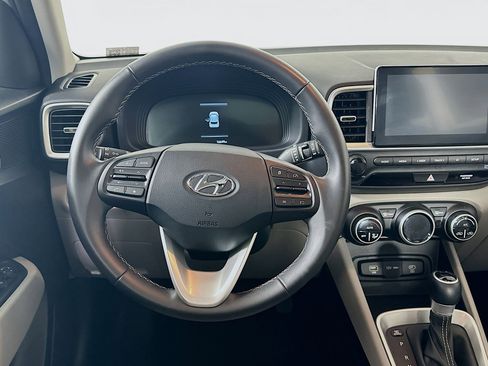 Used 2025 Hyundai Venue SEL image 18