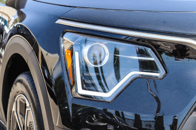 Certified 2025 Kia Niro EX FWD image 5