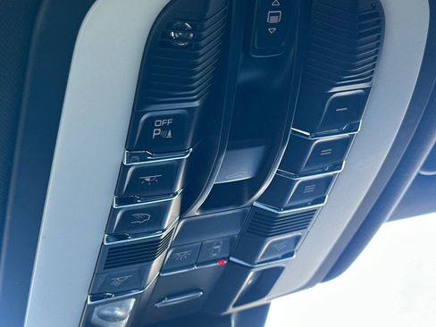 Used 2020 Porsche Macan AWD/4WD image 22