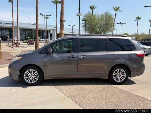 Used 2015 Toyota Sienna XLE FWD image 3