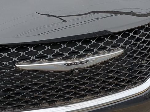 Used 2024 Chrysler Pacifica Touring-L FWD image 12