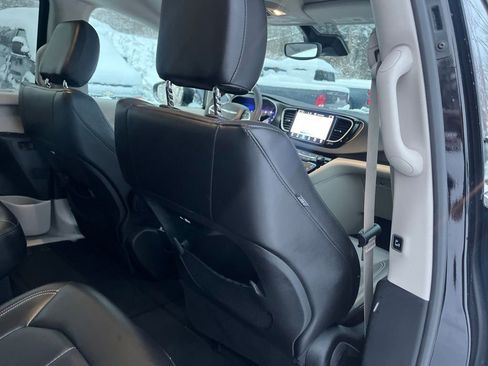 Used 2024 Chrysler Pacifica Touring-L image 36