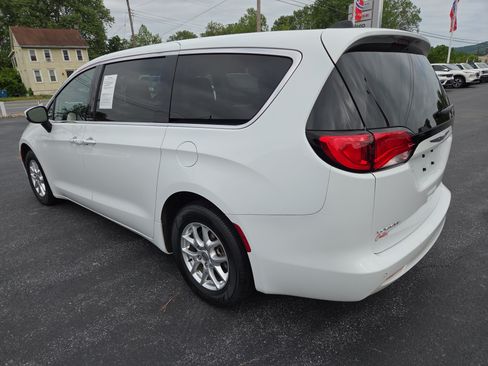 Certified 2022 Chrysler Voyager LX FWD image 6