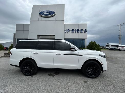 Used 2025 Lincoln Navigator Reserve w/ Jet Appearance Package AWD/4WD image 4