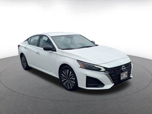 Used 2025 Nissan Altima 2.5 SV image 3