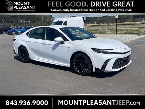 Used 2025 Toyota Camry SE image 1