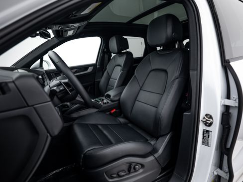 Certified 2025 Porsche Cayenne S image 5