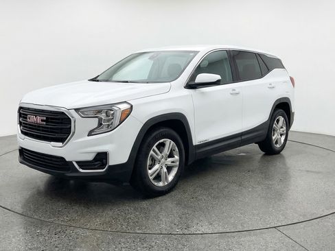 Used 2024 GMC Terrain SLE image 3