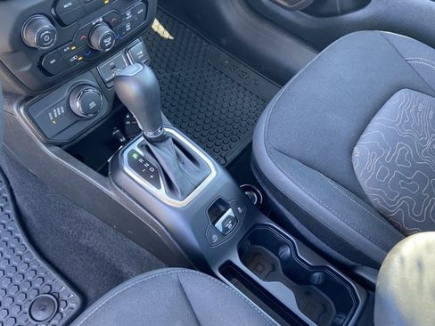Used 2023 Jeep Renegade Latitude AWD/4WD image 24