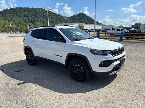 Used 2025 Jeep Compass Latitude w/ Convenience Group AWD/4WD image 7