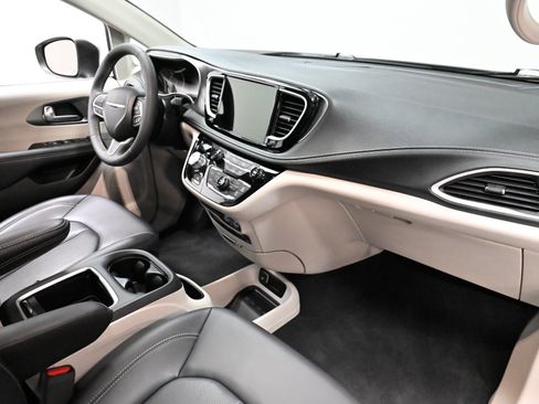 Used 2023 Chrysler Pacifica Touring-L w/ Uconnect Theater Family Group FWD image 11