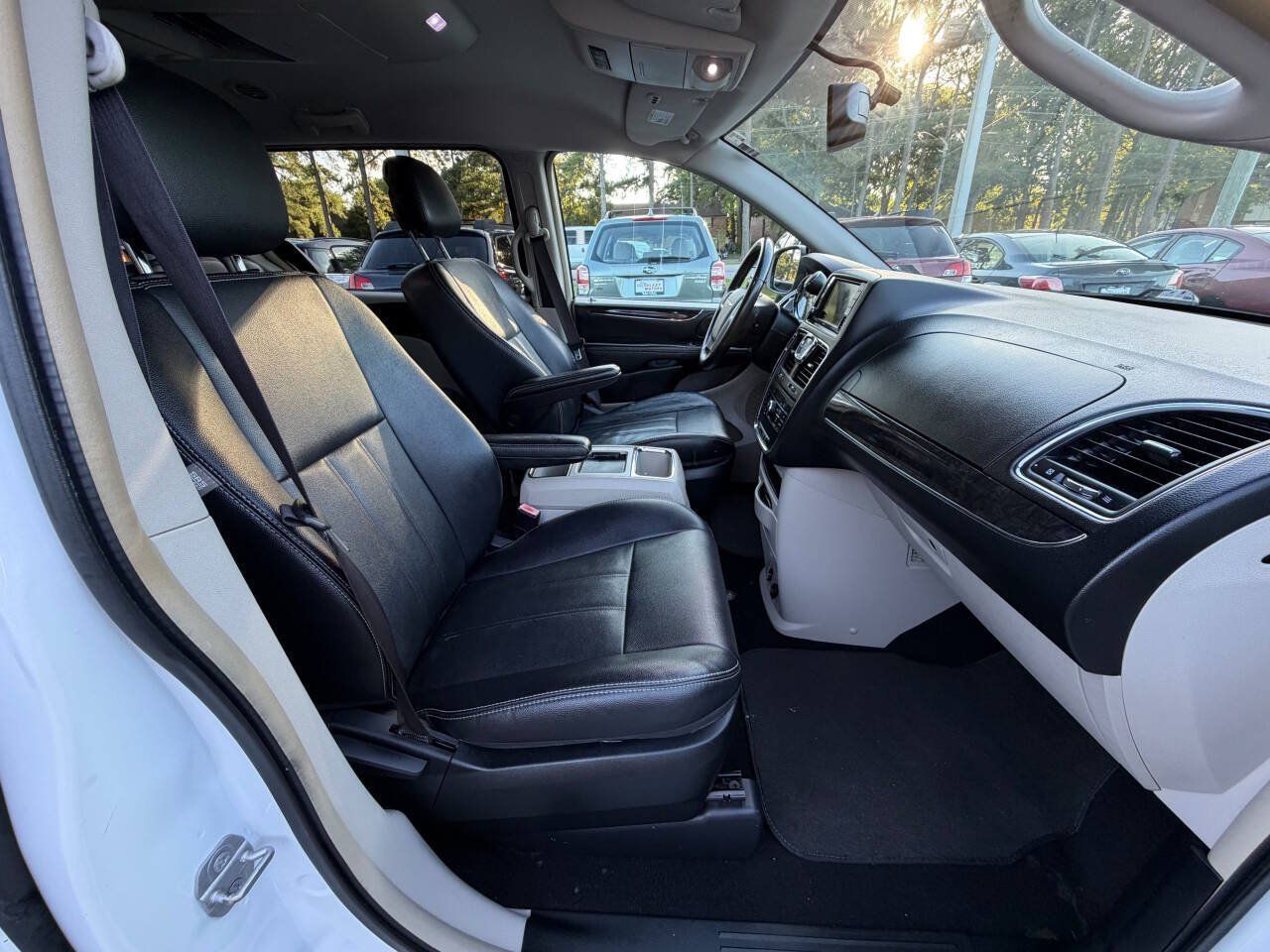 Used 2016 Chrysler Town & Country Touring FWD image 10